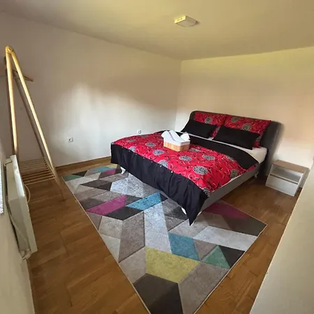 Sunny Garden Old Town Apartment